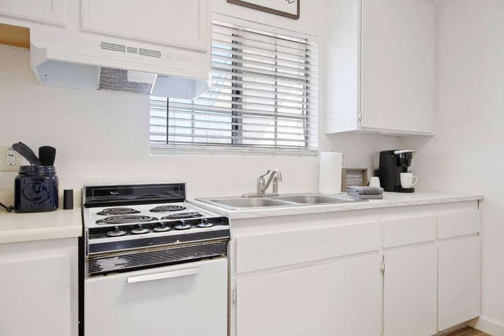 Couples Studio 1 W Full Kitchen Apartment Oakhurst Exterior foto